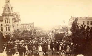 Photograph of crowd looking south down Congress Avenue from the steps of the Capitol Grounds