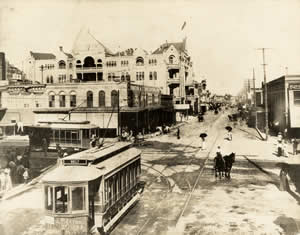 Photograph of intersection of 6th Street and Congress circa 1909